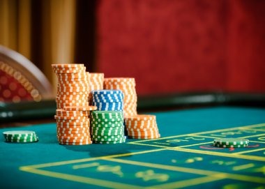 agen Bandar Poker table interface showing bet placement, fold decision, and hand ranking display